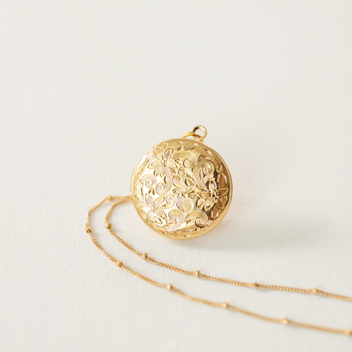 An Antique 9K Yellow Gold Locket (still contains stoic-l… | Drouot.com